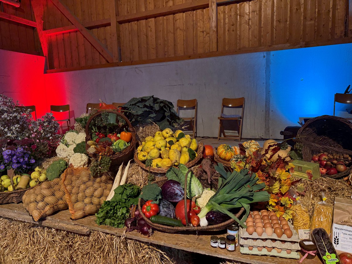 Gabentisch mit Erntegaben auf dem Lohwiesenhof